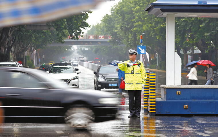 積極應對強降雨 全力守護平安路